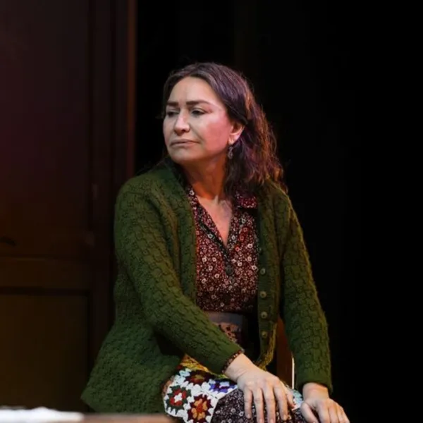 Aydınlıkevler: Demet Akbağ'dan Unutulmaz Performans! Kaçırmayın!