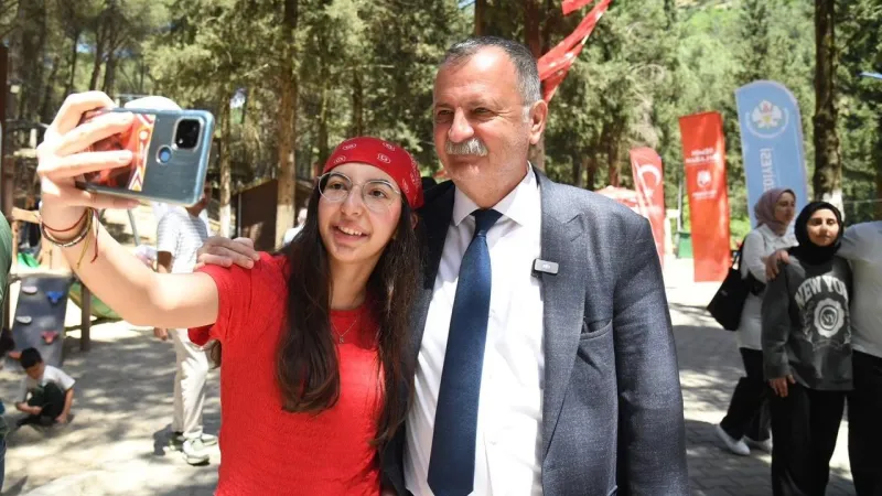 CHP'li Yunusemre Belediye Başkanı Balaban'dan gençlere unutulmaz bayram coşkusu