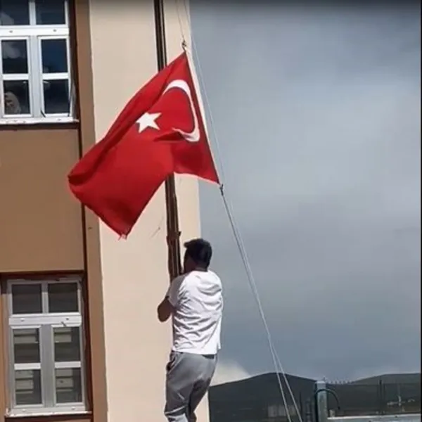 Direğe dolanan bayrağı böyle çözdü