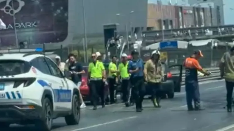 E-5'te feci kaza! Yol trafiğe kapandı