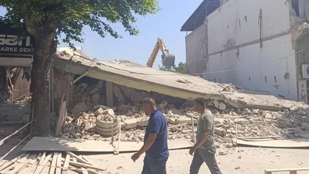Edirne'de 2 katlı bina yıkım sırasında çöktü