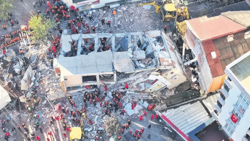 Gebze'de 7 katlı bina göz göre göre çöktü!