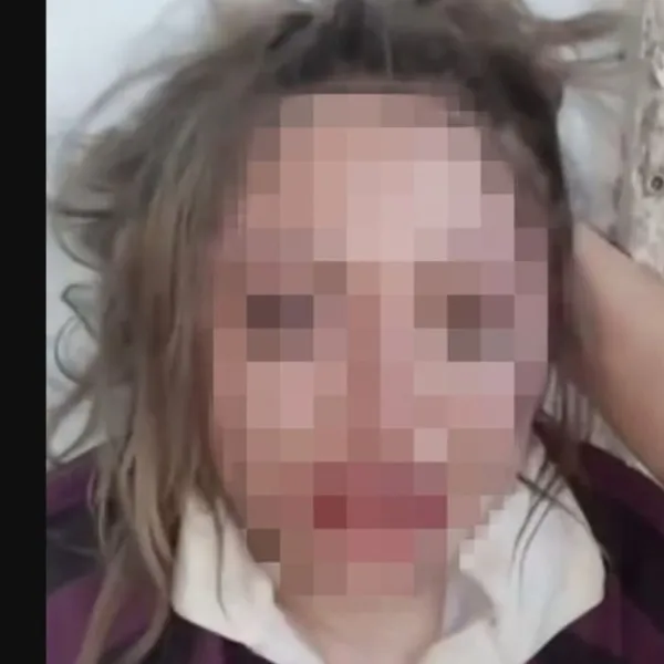 Genç kadını darp edip video çektiler