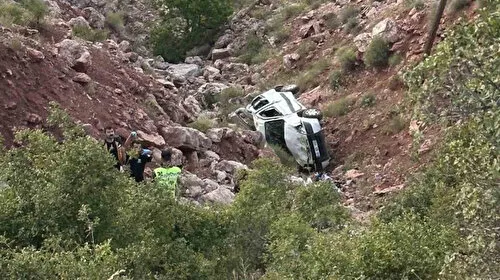 Hafif ticari araç şarampole devrildi: Ölü ve yaralı var