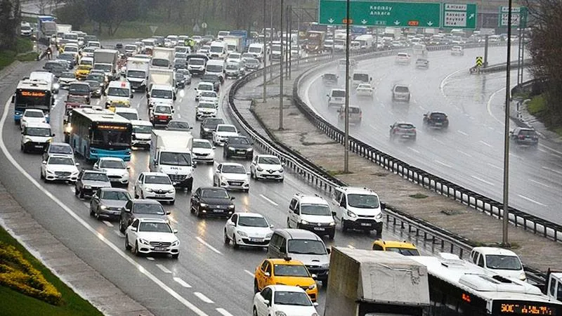 İstanbul'da yağışın da etkisiyle trafik yoğunluğu yüzde 85'e yükseldi