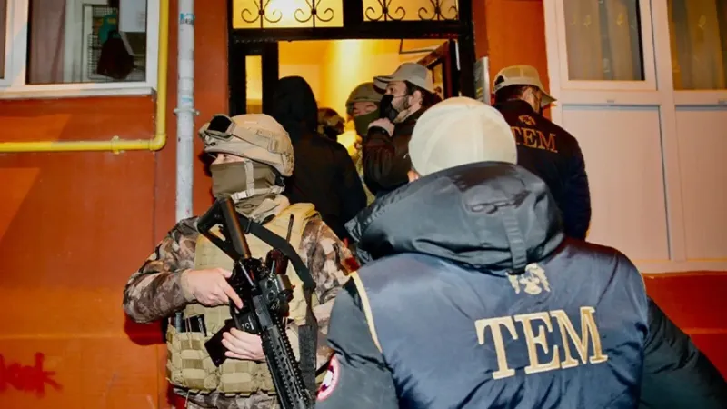 İzmir'de MLKP Operasyonu! 17 Kişi Gözaltında: Şok Detaylar!