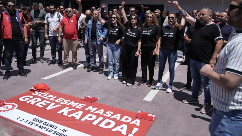 İzmir’de TİS görüşmeleri sonuçsuz kaldı, belediye şirketleri greve çıkıyor; "Çok rahatlar, sanki burada değil Manisa'da, Denizli'de greve çıkıyoruz"