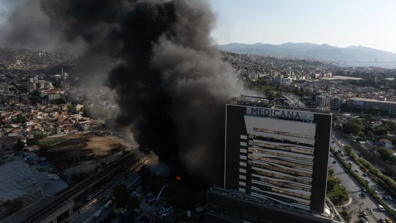 İzmir'de Hastane Yangını: Hastalar Tahliye Ediliyor! Son Dakika