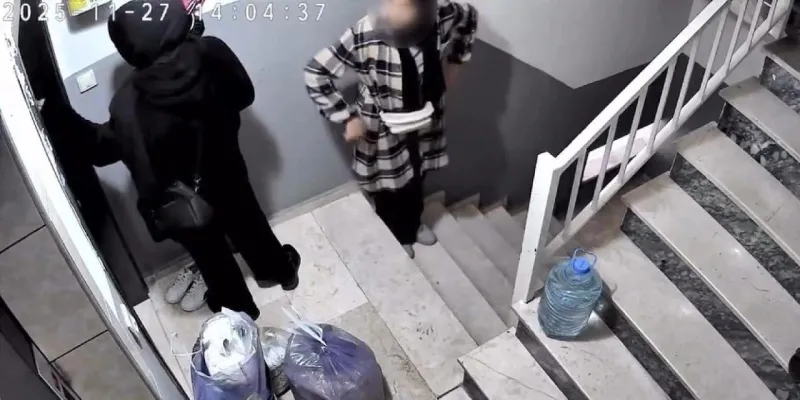 Kapıyı zorlayan hırsızlara hayatının şokunu yaşattı! Kameradan gelen sesle neye uğradıklarını şaşırdılar
