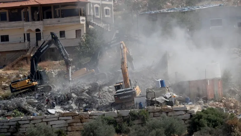 Katil İsrail'in Gazze'ye saldırılarında 21 Filistinli hayatını kaybetti