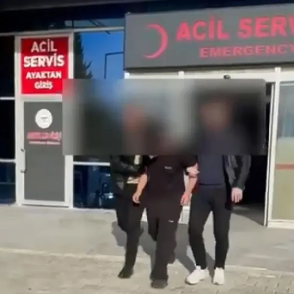 Kur'an'ı Kerim ve Türk bayrağını yakmaya kalktı!