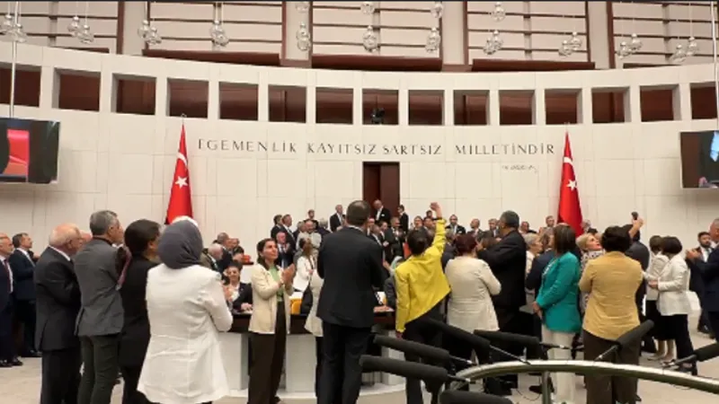Zeytinlikler İçin Meclis Karıştı! Vekillerden Kürsü İşgali