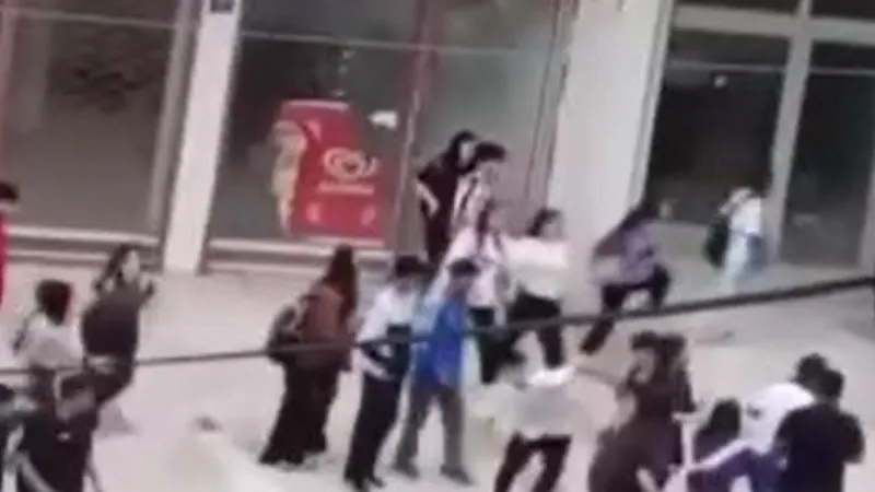 Ankara'da Liseli Dehşeti! Okul Önünde Yumruklar Konuştu!