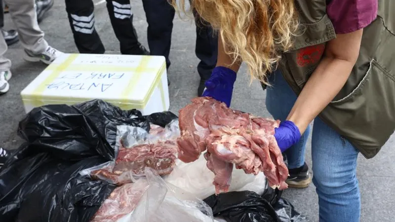Antalya'da Otobüste Şok Baskın! 300 Kilo Kaçak Et Ele Geçirildi