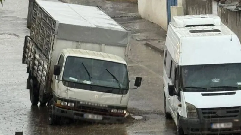 Batman'da Yol Çöktü! Kamyonet Çukura Mı Düştü? Şok Detaylar!