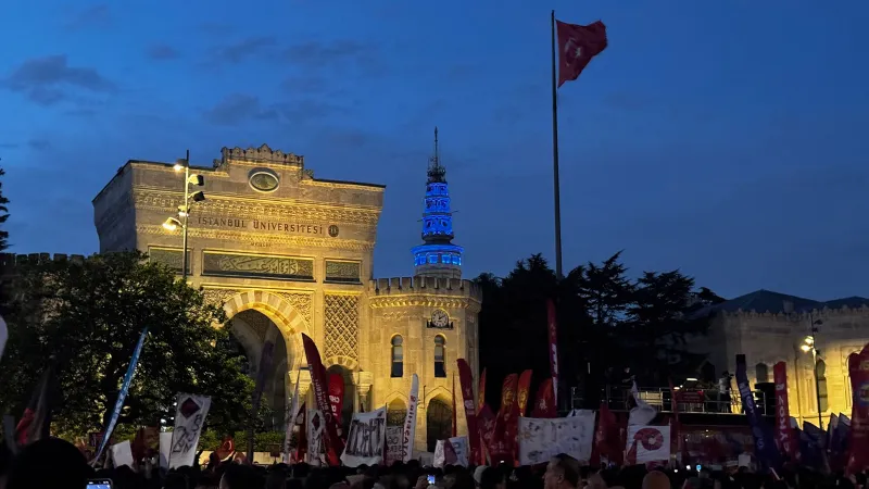 Beyazıt Kulesi'ndeki Gizemli Işık! CHP Mitinginde Ne Anlama Geliyordu?