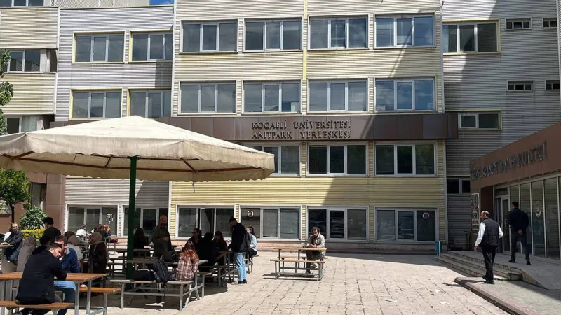KOÜ'de Korkutan Çatlaklar! Bina Boşaltıldı, Eğitim Durdu Mu?