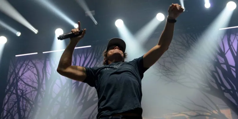 Şok Haber! Ünlü Şarkıcı Brad Arnold Kanserle Mi Savaşıyor?