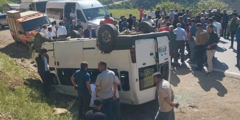 Öğrenci servisi takla attı: Çok sayıda yaralı var