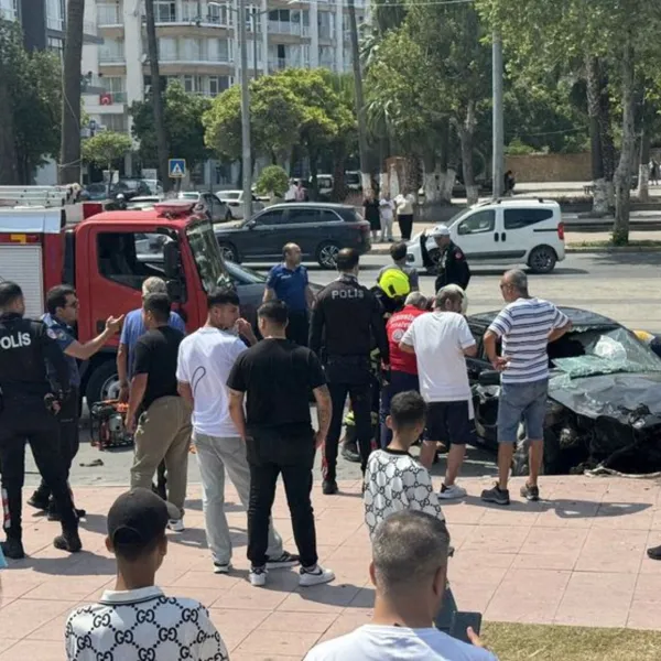 Otomobil iki motosiklete çarptı: 5 yaralı