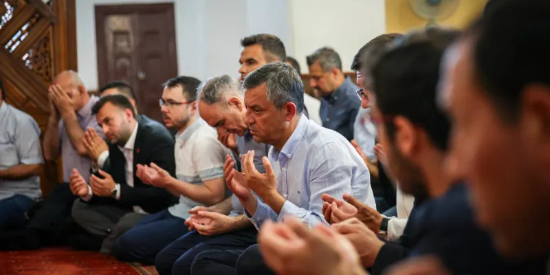 Özgür Özel'den Duygu Dolu Anma: Ferdi Zeyrek'e Veda!