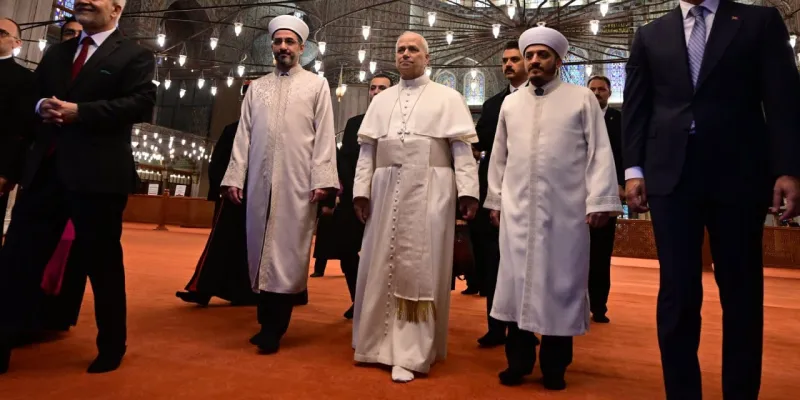 Papa'dan Sultanahmet Camii'ne ziyaret! Ayakkabı detayı dikkat çekti