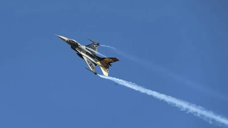 SOLOTÜRK Pamukkale'de gösteri uçuşu yaptı