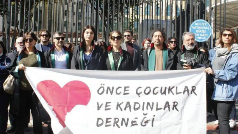 Şort giyen öğrencileri 'edepsizlikle' suçlayan öğretmen hakkında suç duyurusu