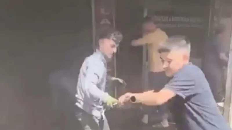 Suruç'ta çocuklar yangından malzeme kurtarmaya çalışıtı