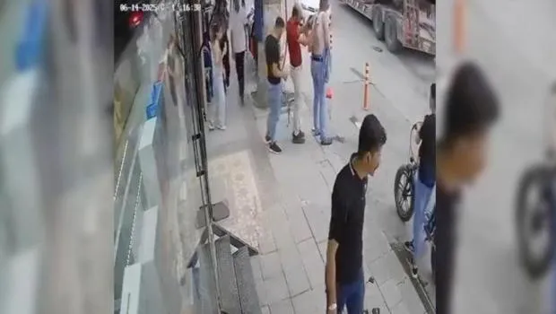 Yüklü tırın lastiği böyle patladı, panik anlar kameraya yansıdı