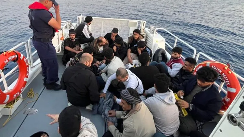 Yunanistan düzensiz göçmenleri lastik bota bindirerek ölüme itti